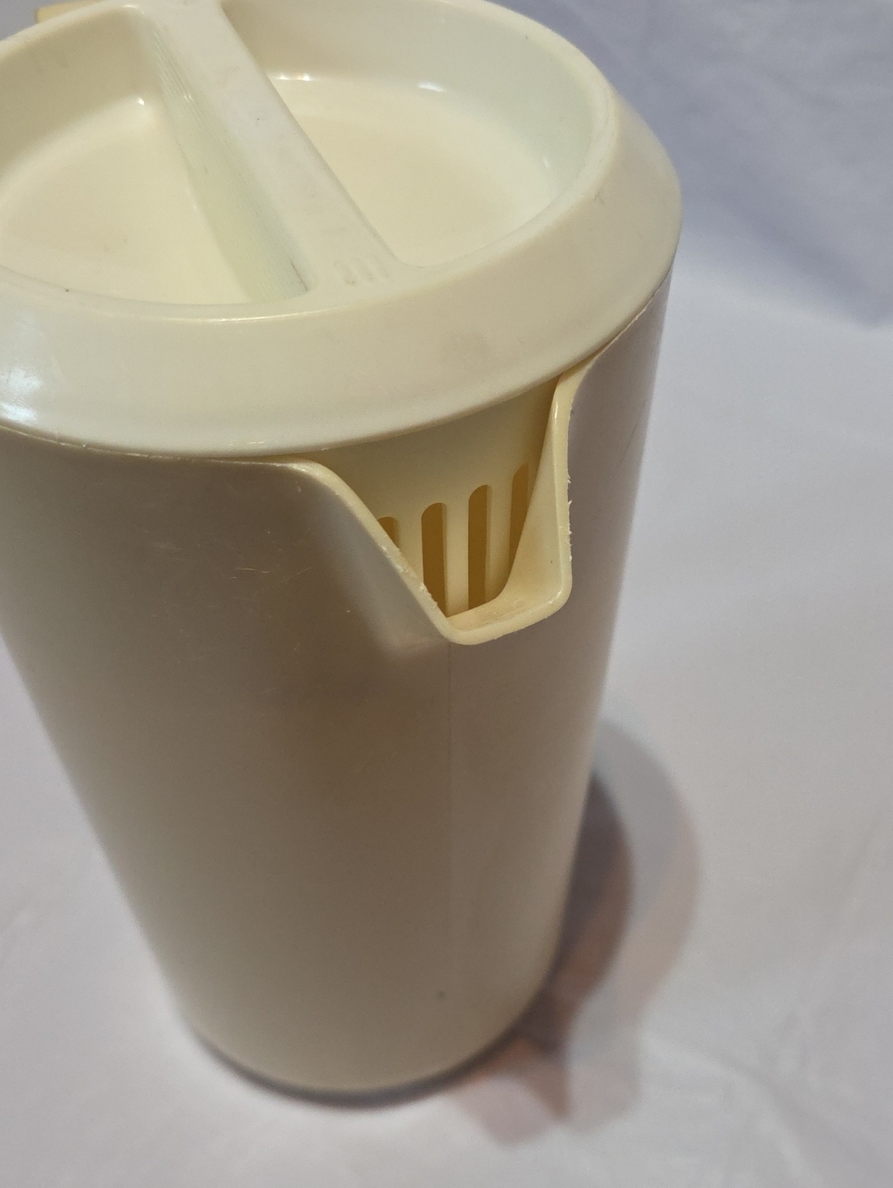 Rubbermaid VTG Almond Iced Tea Kool-Aid Lemonade Pitcher w/lid 2.25 qt - Picture 5 of 6